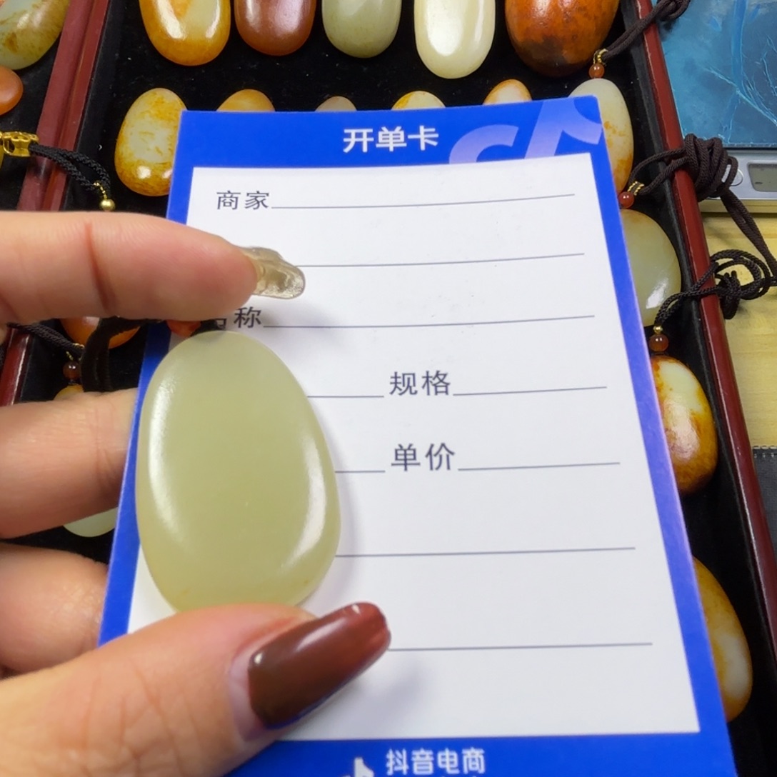 白***️和田玉未镶嵌颈饰