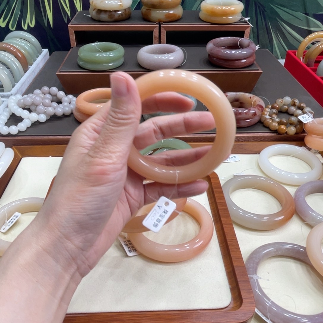 y***g石英岩玉未镶嵌手镯