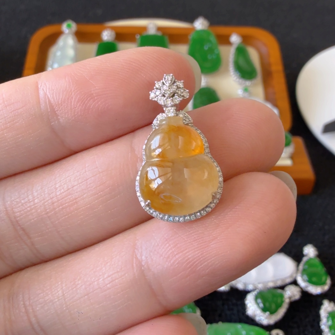 翡翠18K金镶嵌颈饰吊坠