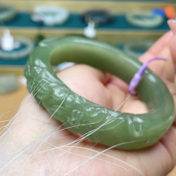 和田玉手镯58圈口。编号53未镶嵌