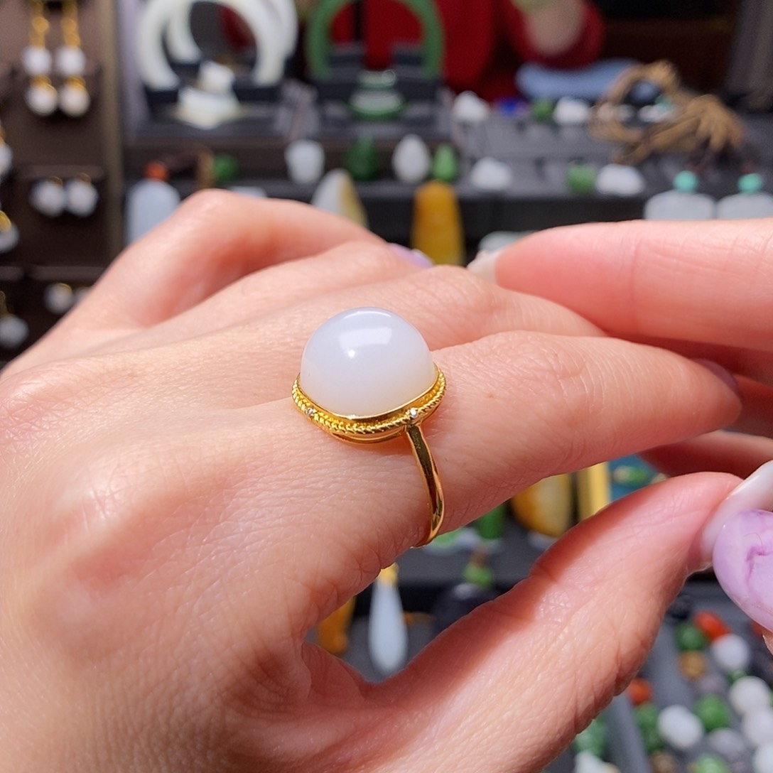 和田玉戒指18K金镶嵌