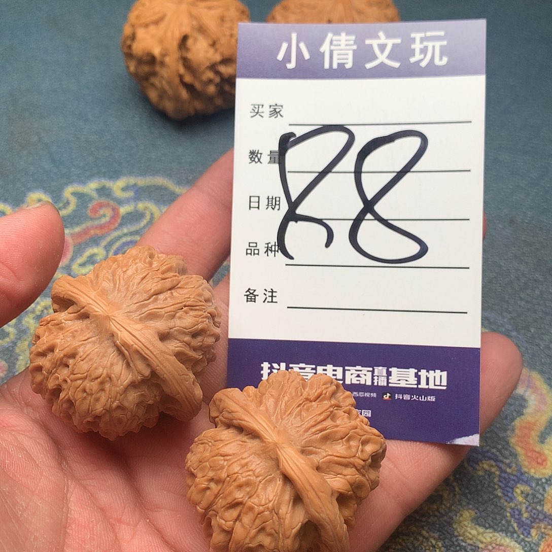 文玩核桃吊坠血麒麟