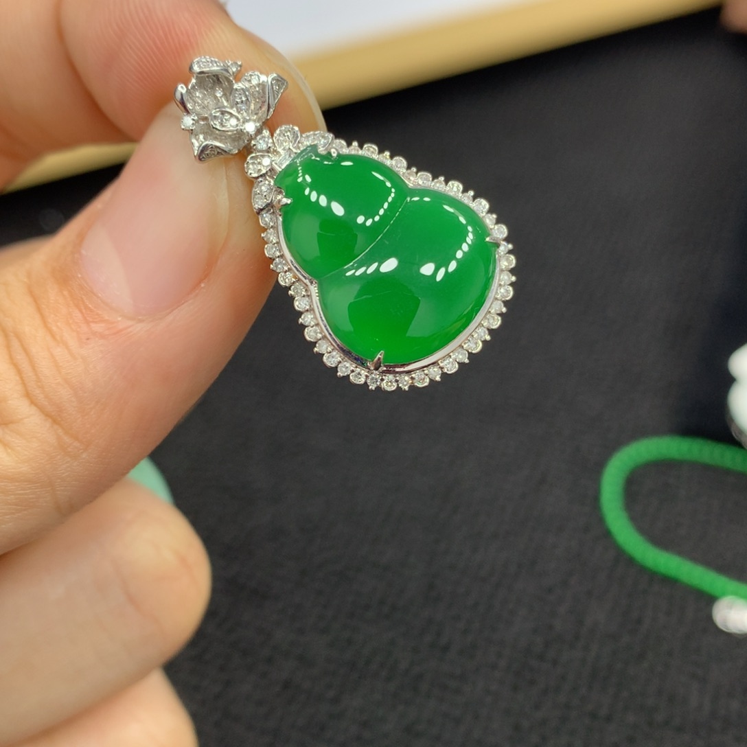 颈饰18K金镶嵌翡翠葫芦