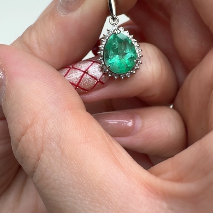 祖母绿颈饰未镶嵌