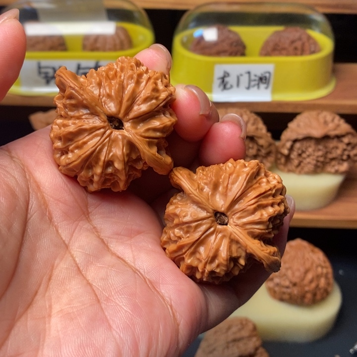 大***子文玩核桃吊坠44血麒麟