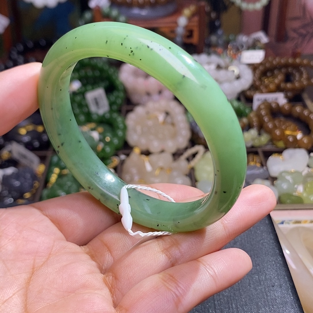 玛***E和田玉未镶嵌颈饰乌兰海猕猴桃苹果绿手镯58.5