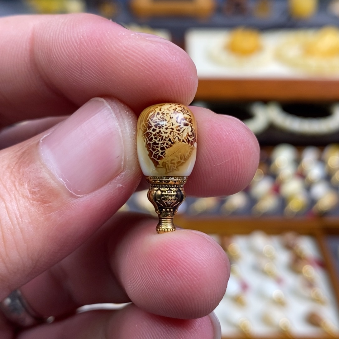 蜜蜡18K金镶嵌裸石配饰沁色三通尺寸及9.5