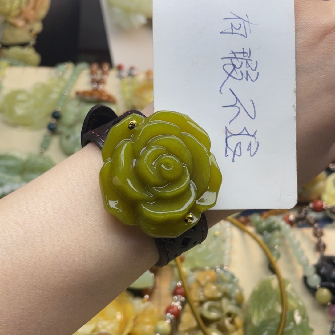 蛇纹石玉颈饰未镶嵌