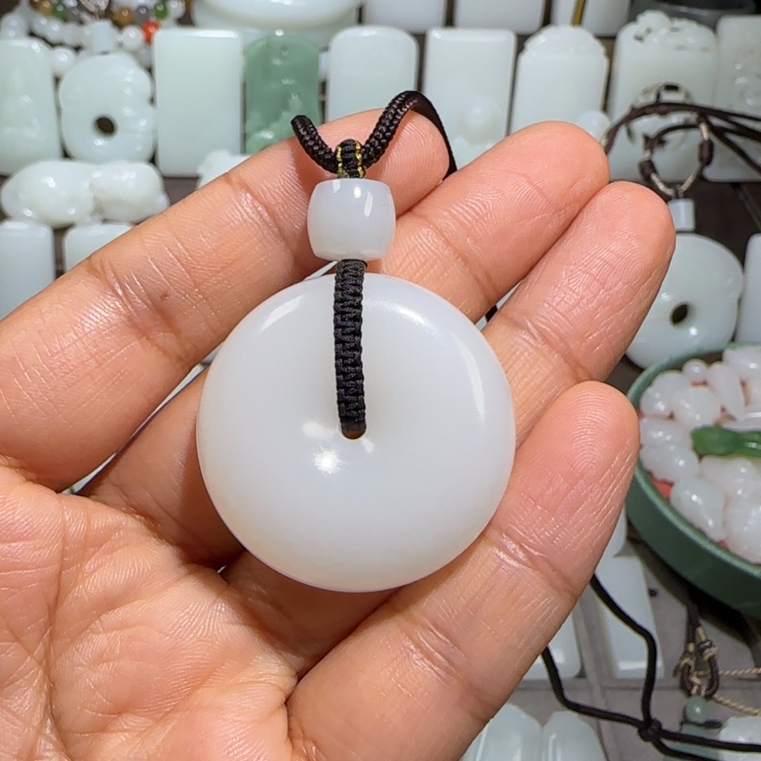 和田玉颈饰未镶嵌时**转