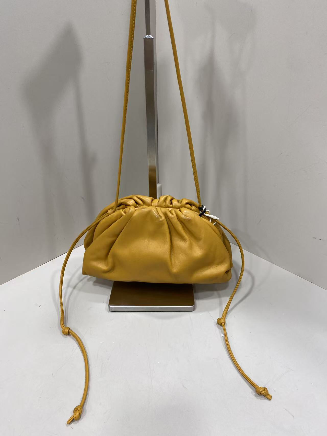 95新 BOTTEGA VENETA/葆蝶家 【清】 3GA528 焦糖色云朵单肩包