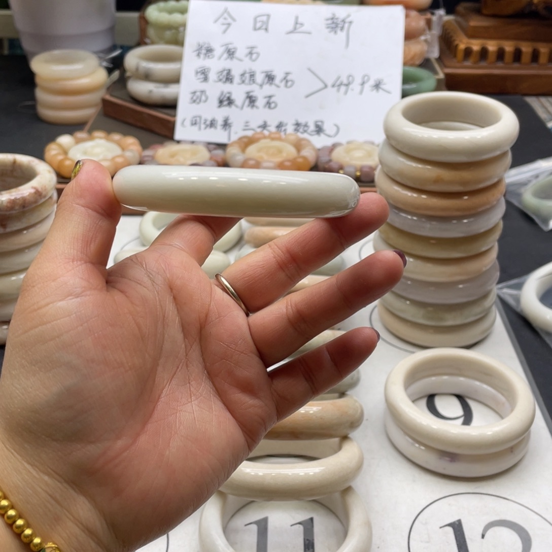 用***8石英岩玉未镶嵌手镯