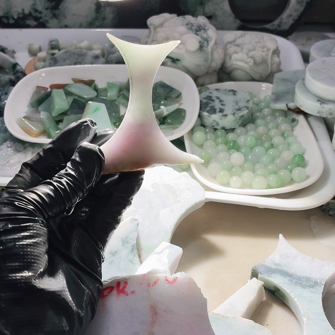 翡翠未镶嵌颈饰边角料