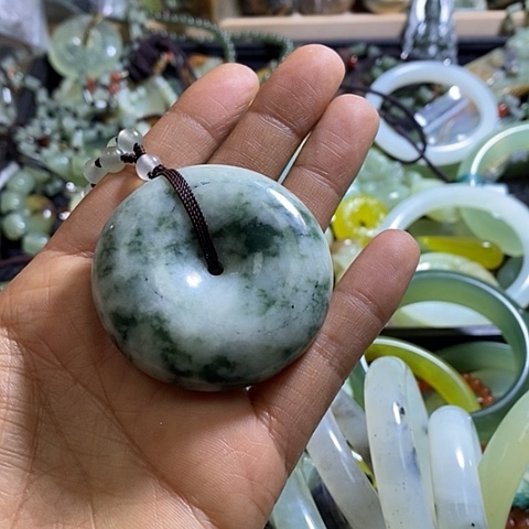 透闪石-蛇纹石玉颈饰未镶嵌