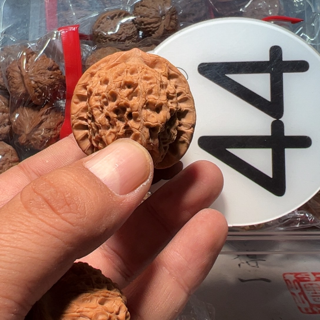 ****文玩核桃，白色44号