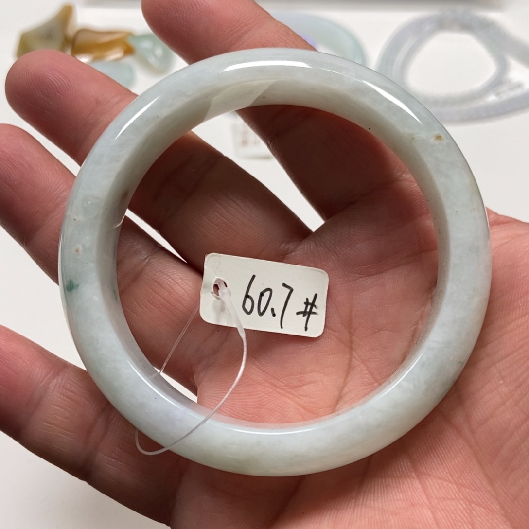 翡翠手镯未镶嵌翡翠