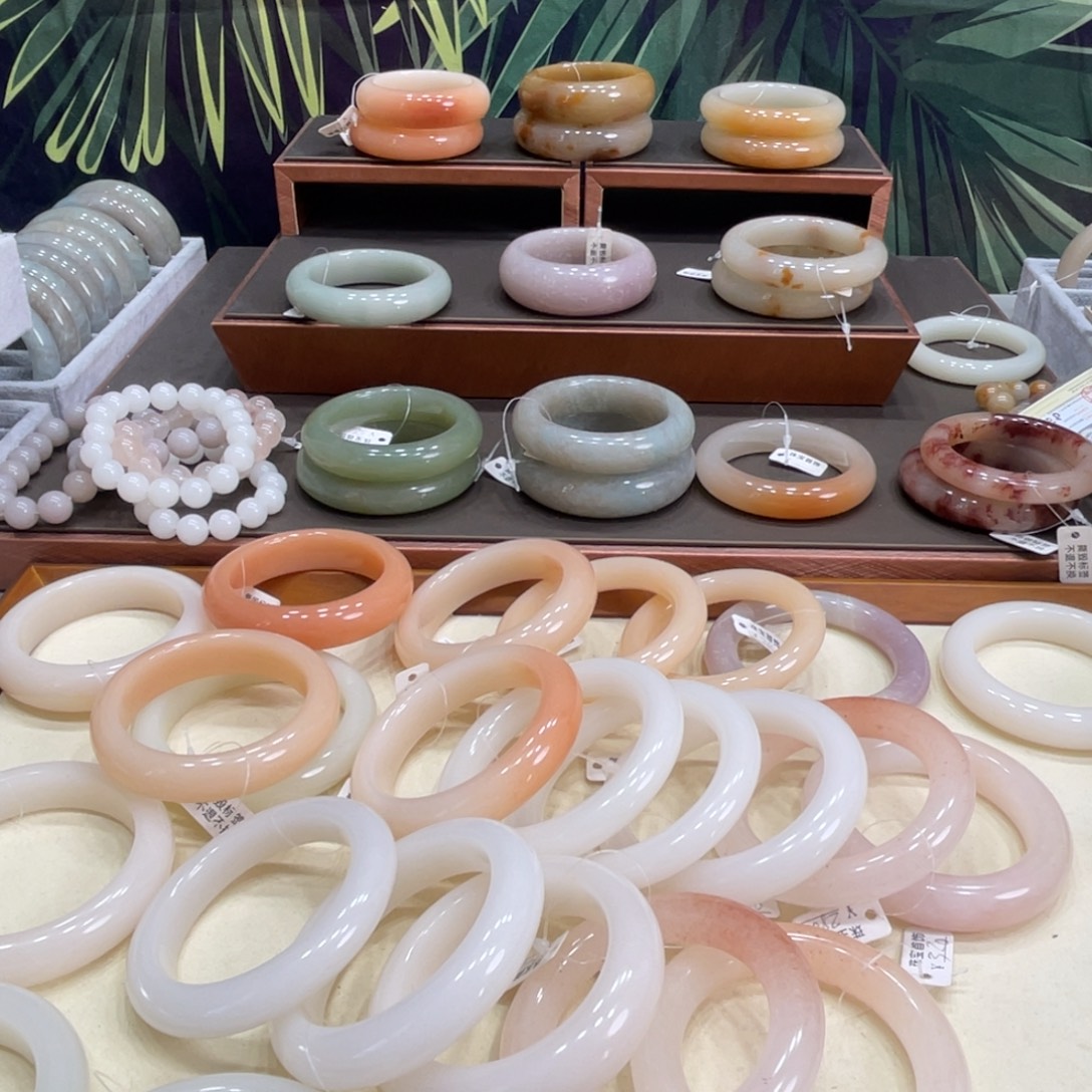 @****石英岩玉未镶嵌手镯