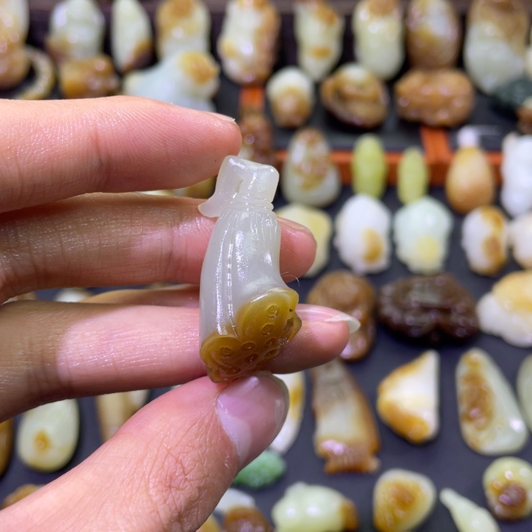 颈饰未镶嵌和田玉且末糖白莲蓬吊坠