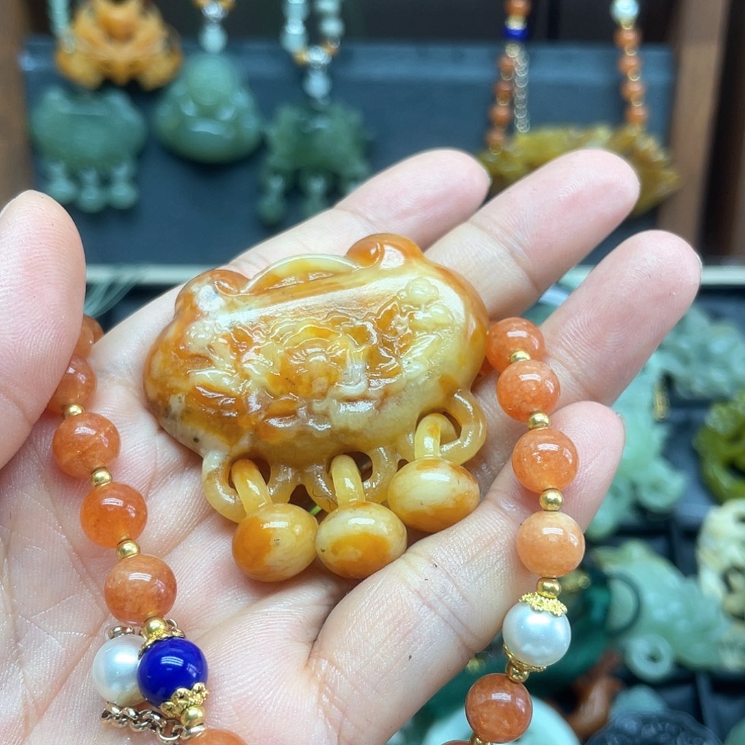 蛇纹石玉未镶嵌颈饰