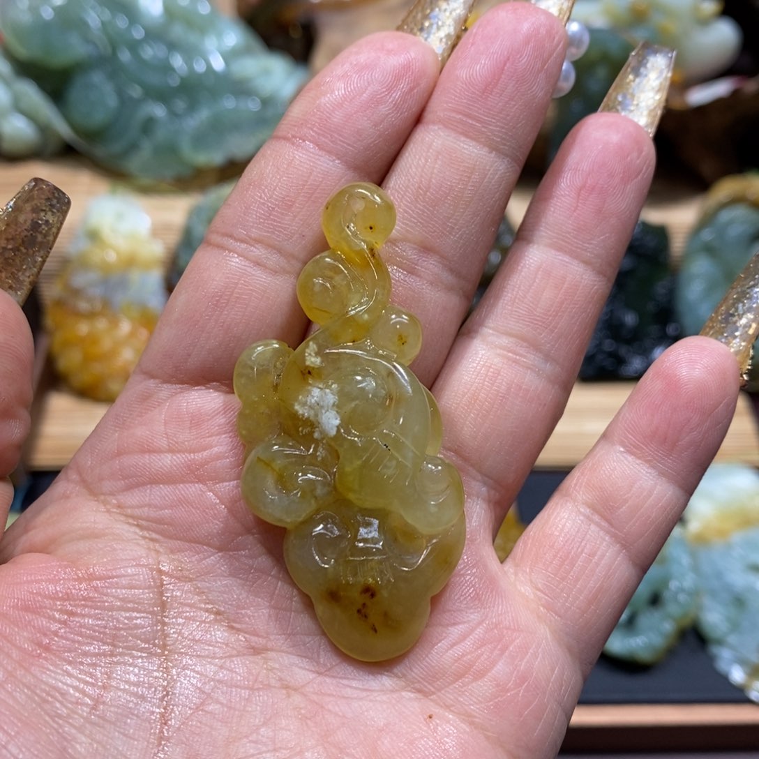 蛇纹石玉颈饰未镶嵌