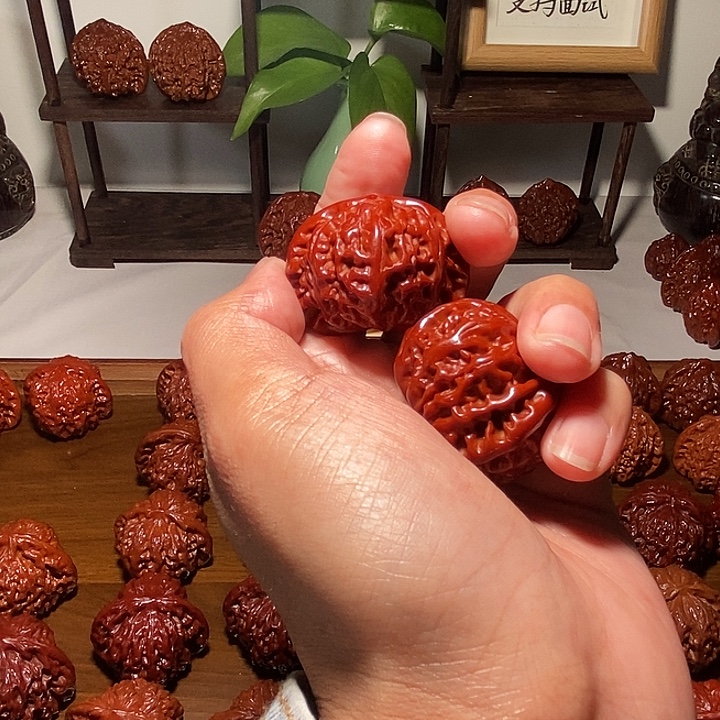 在***一文玩核桃吊坠宫灯