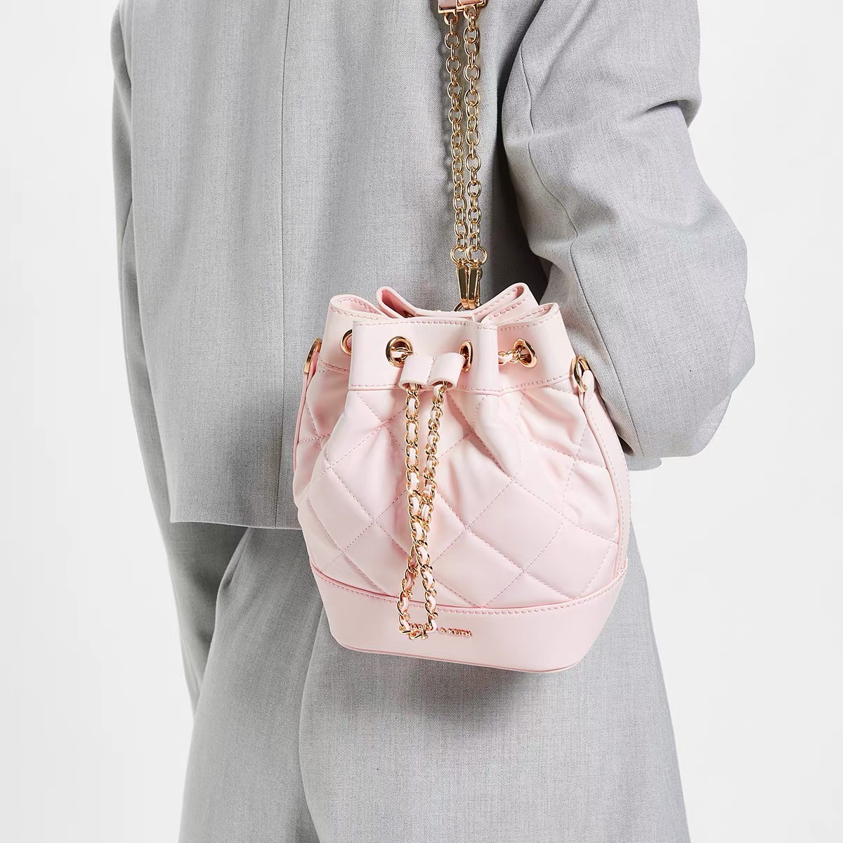 CHARLES & KEITH【商场同款】菱格链条多背法水桶包Julia-10701506