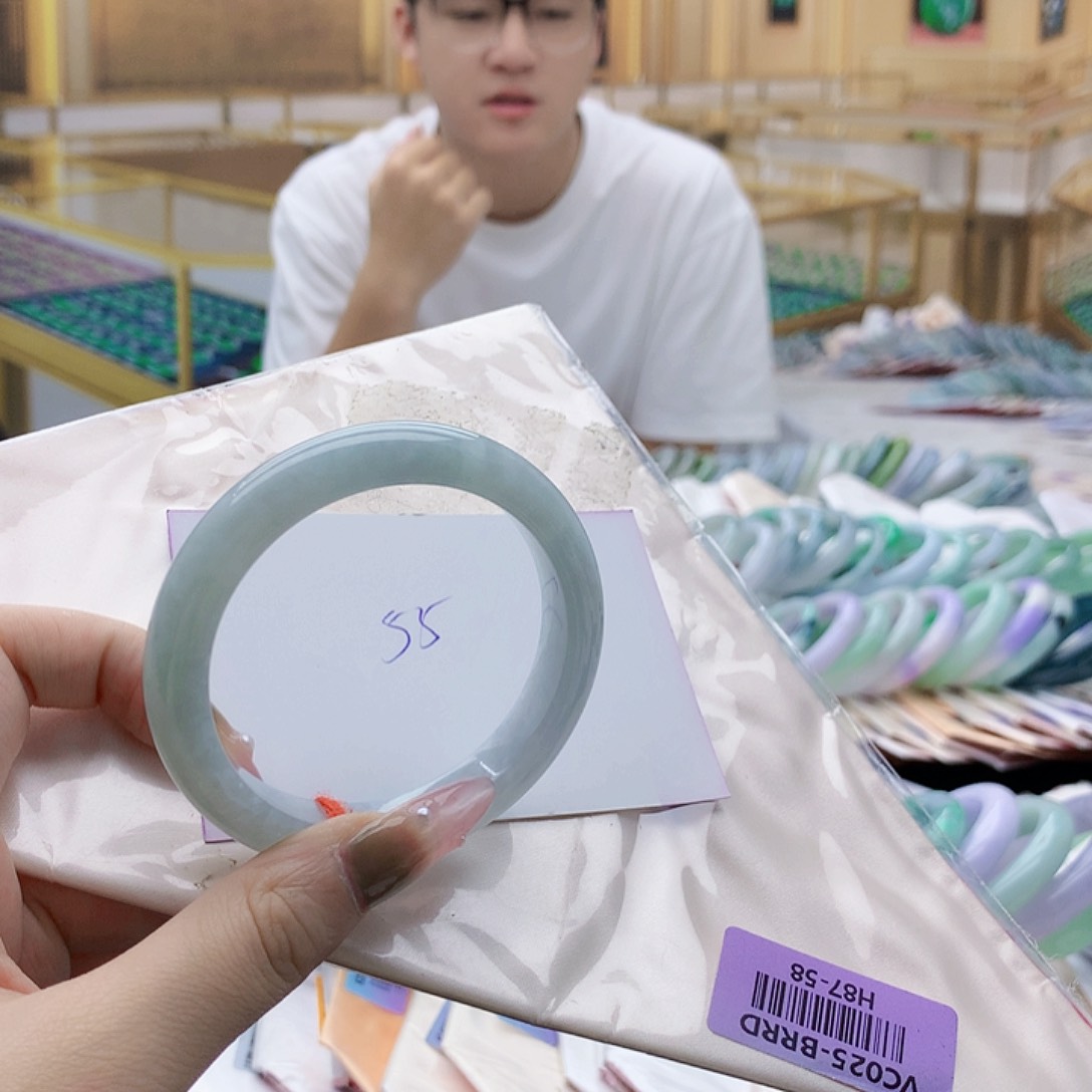 翡翠手镯未镶嵌gujhgijjokj