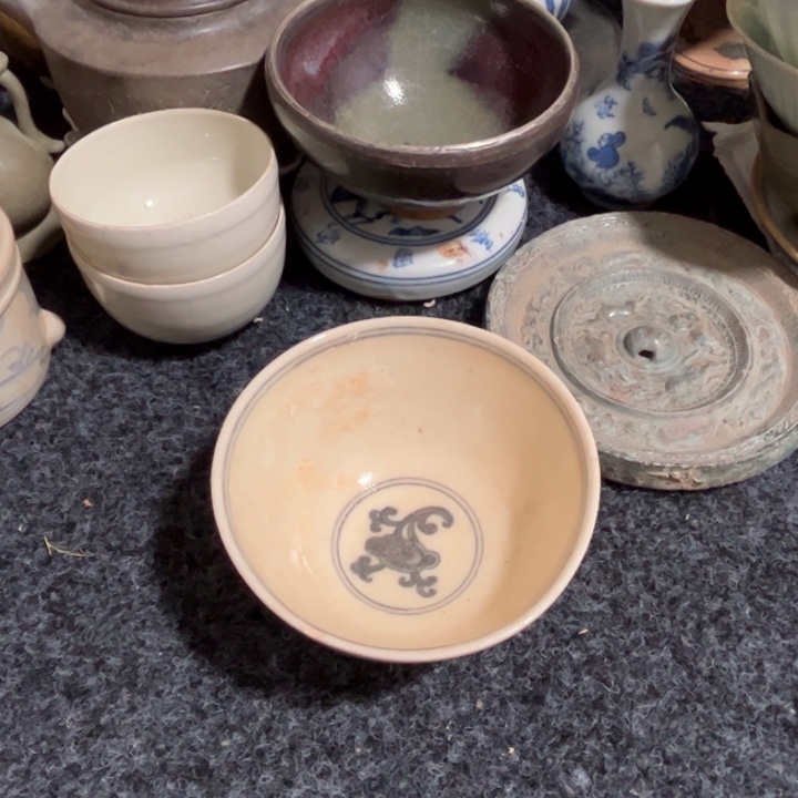 玉***心瓷片青花文饰的一个碗