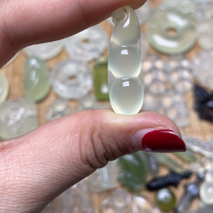 蛇纹石玉颈饰未镶嵌