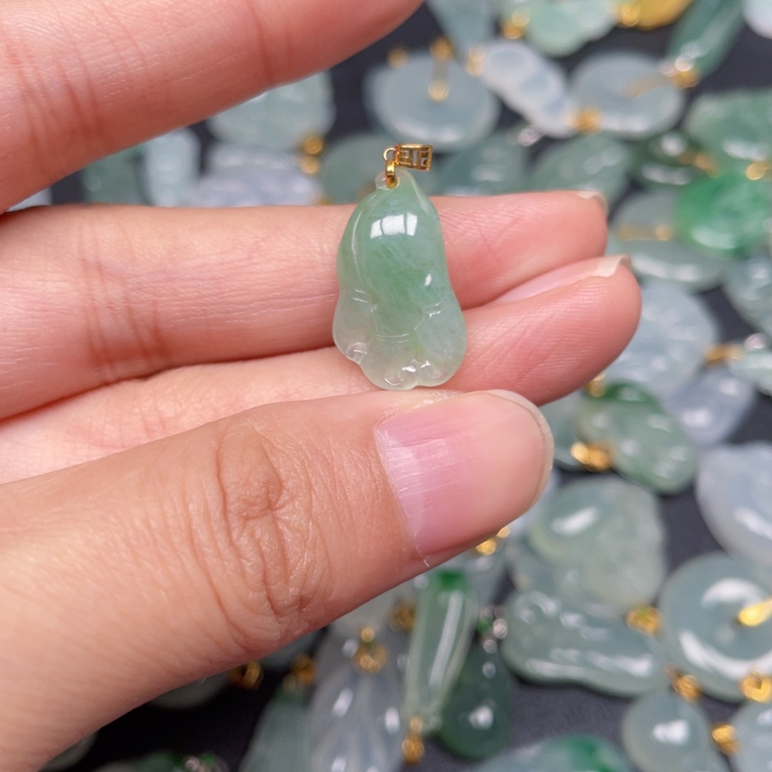 翡翠颈饰18K金镶嵌佛手瓜