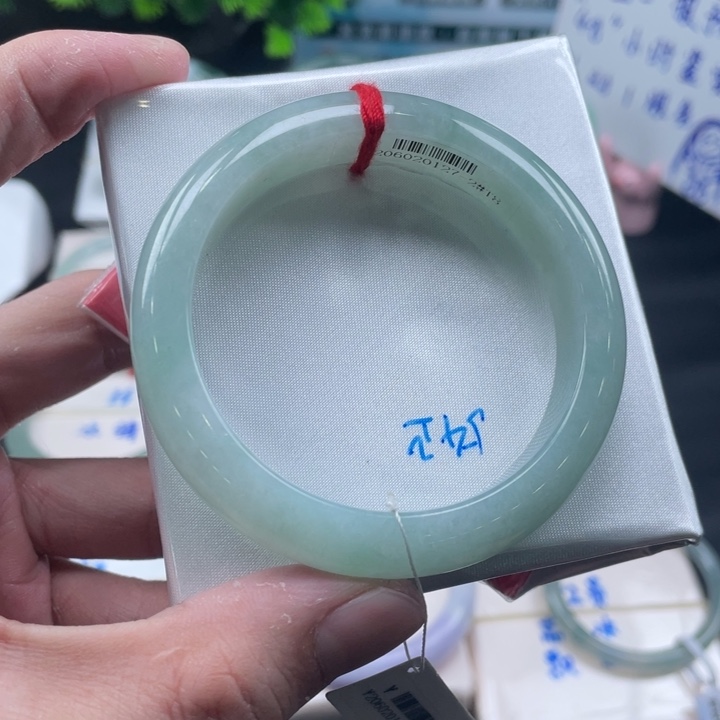 翡翠手镯未镶嵌冰绿底54正