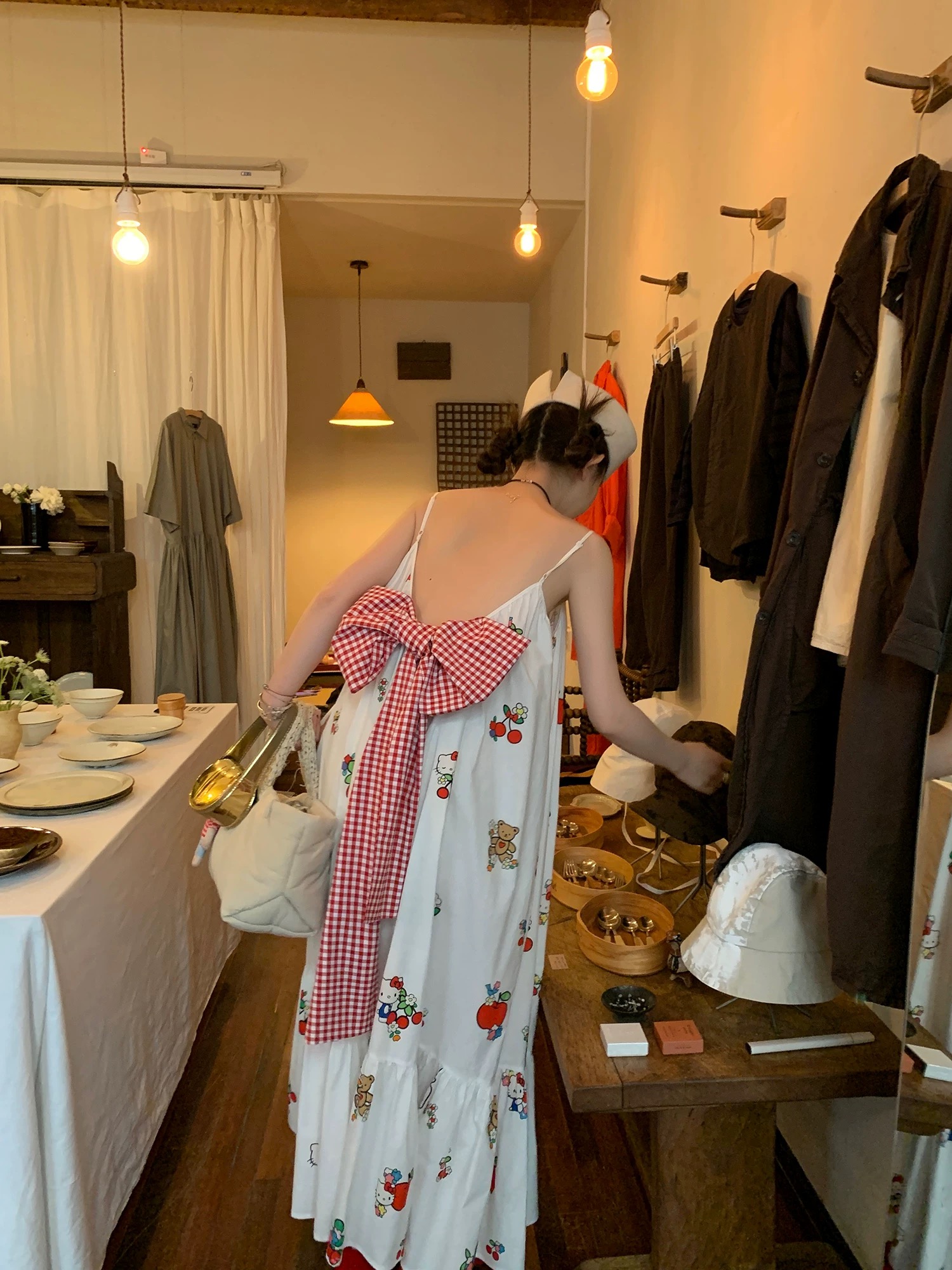 周美美  Kitty少女童话可拆卸蝴蝶结印花露背吊带连衣裙