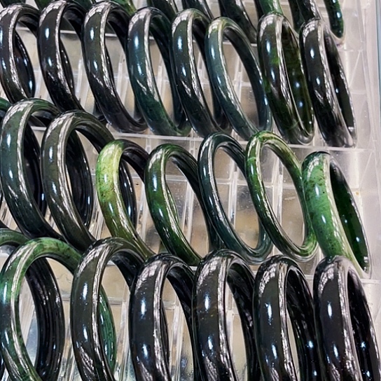 蛇纹石玉颈饰合金