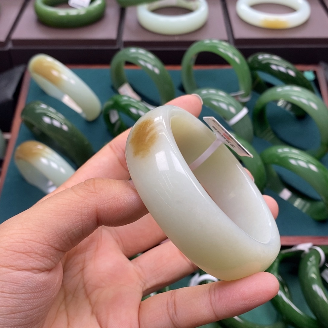 和田玉（碧玉）未镶嵌手镯