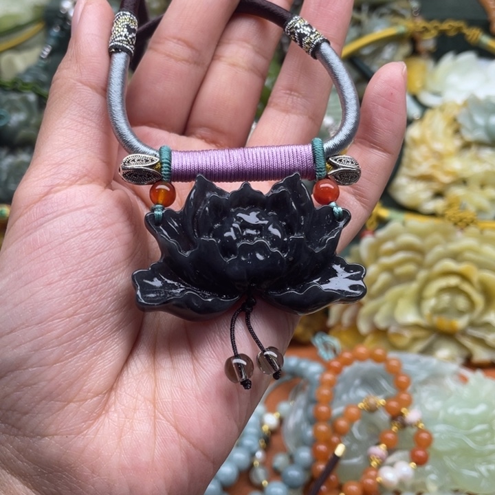 蛇纹石玉吊坠合金