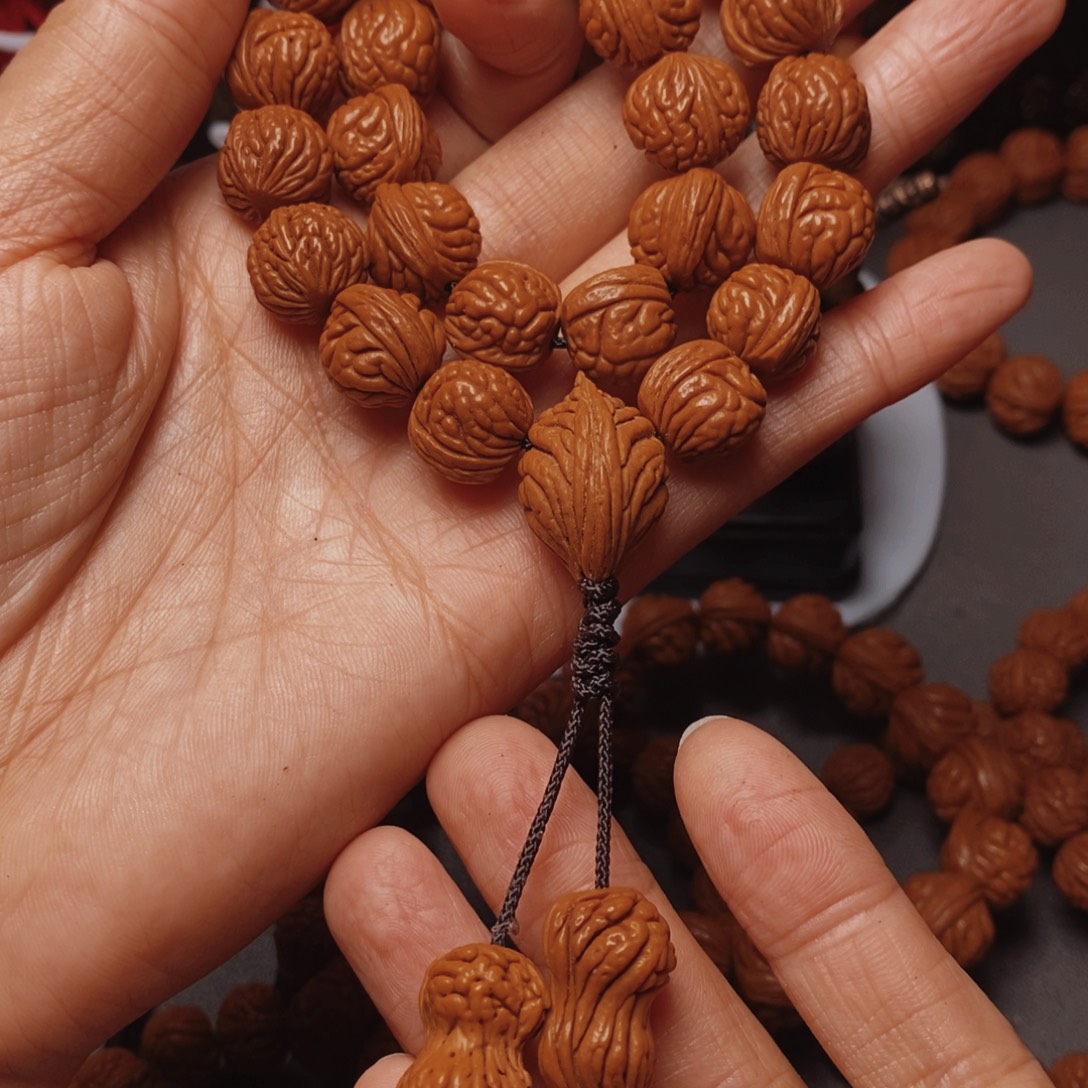 丁***子吊坠桃核桃枭手持1