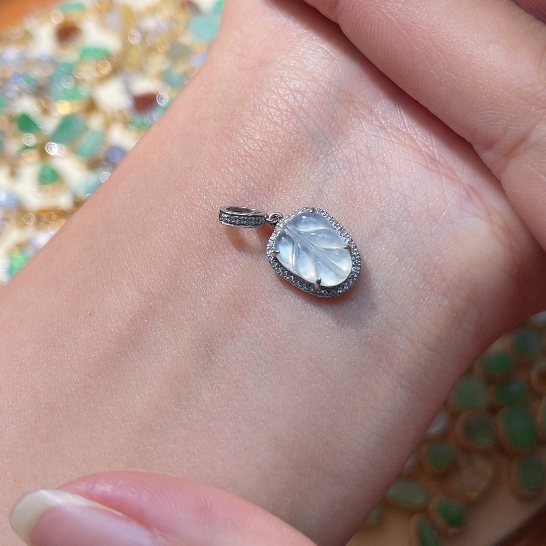 翡翠吊坠(不含链)18K金镶嵌