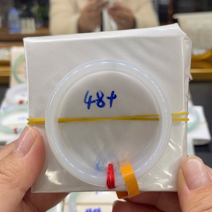 翡翠手镯未镶嵌翡翠