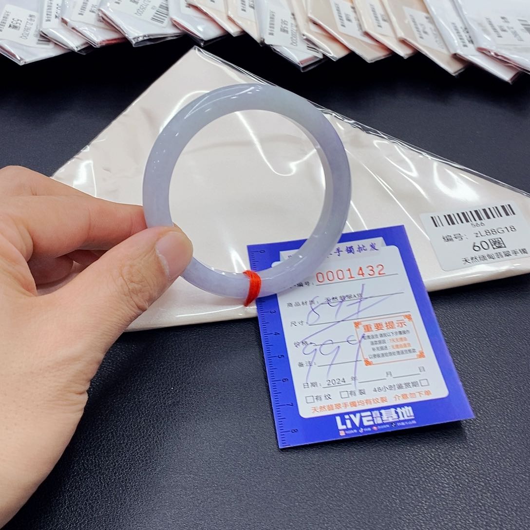 翡翠手镯未镶嵌咯*