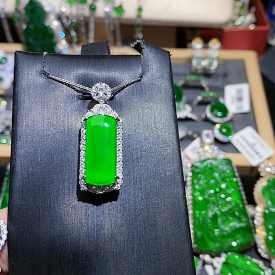 翡翠未镶嵌颈饰吊坠