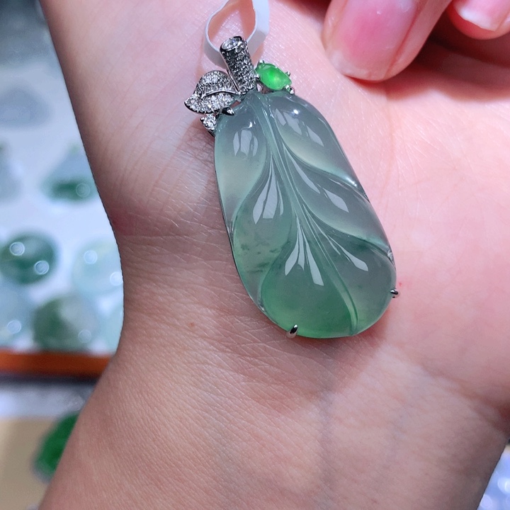 翡翠颈饰18K金镶嵌叶子