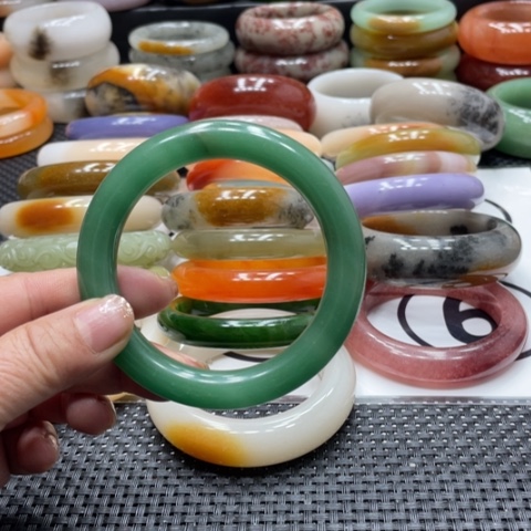 石英岩玉未镶嵌手镯