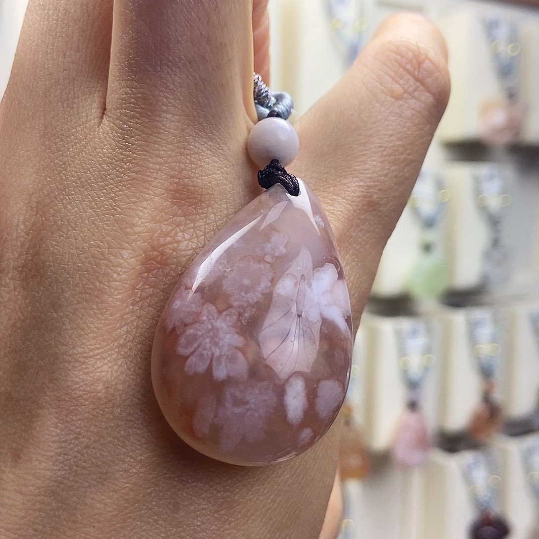 石英质玉颈饰未镶嵌决**女