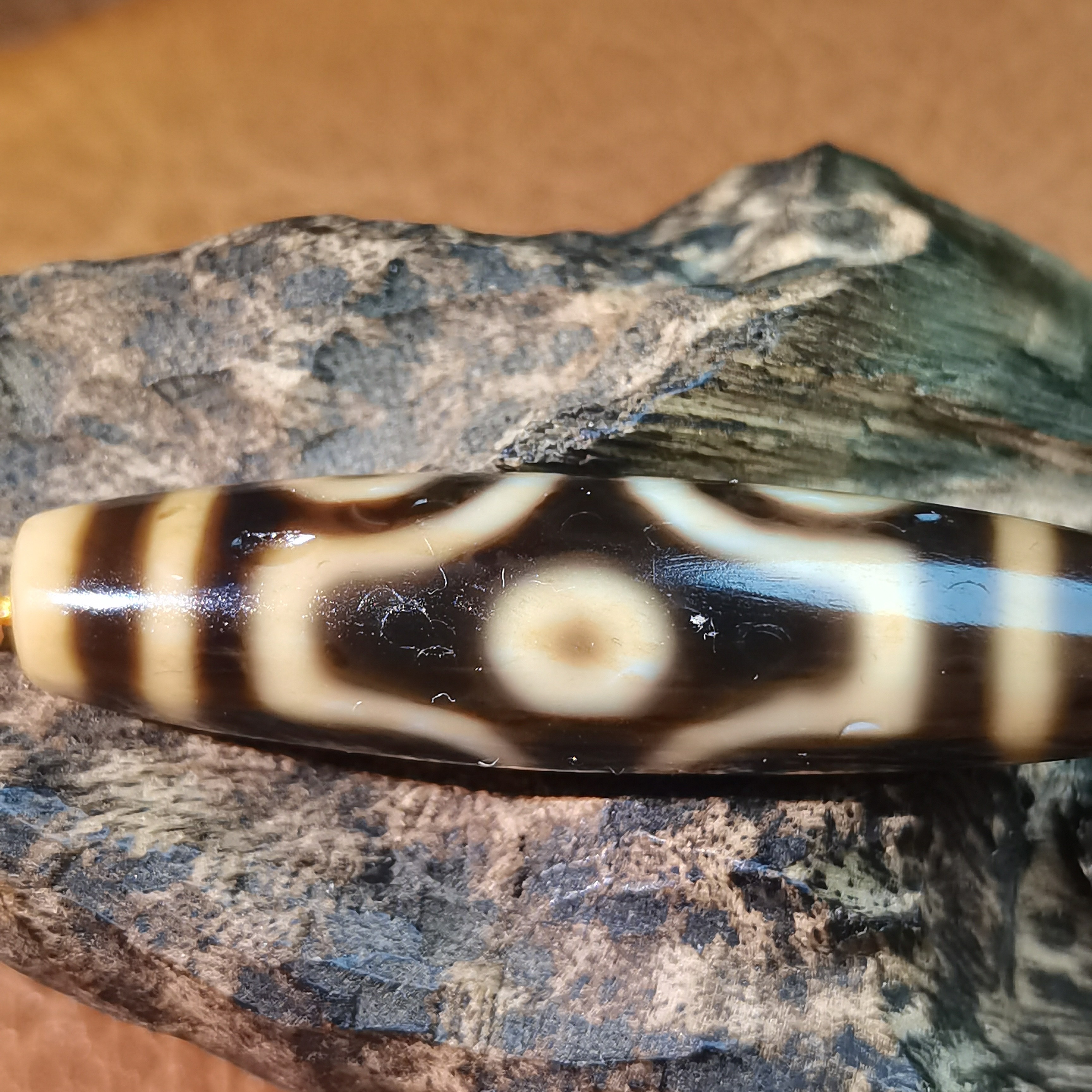 藏传流转佩戴十字莲花六眼46*10玛瑙单珠牙黄沁色定制款式