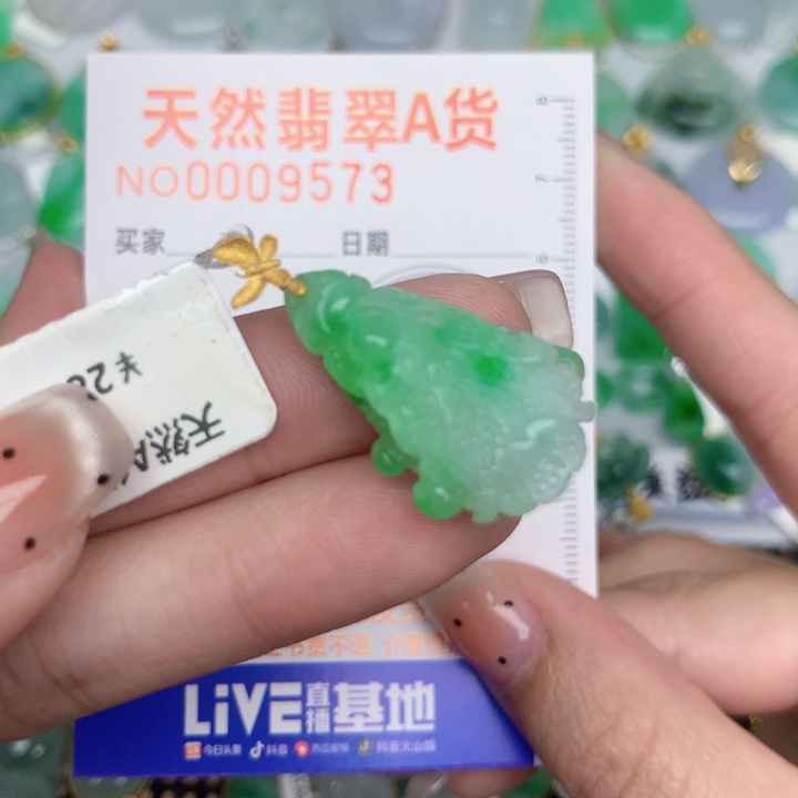 翡翠18K金镶嵌颈饰白菜