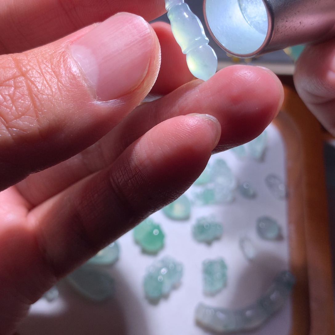 翡翠未镶嵌颈饰毛笔