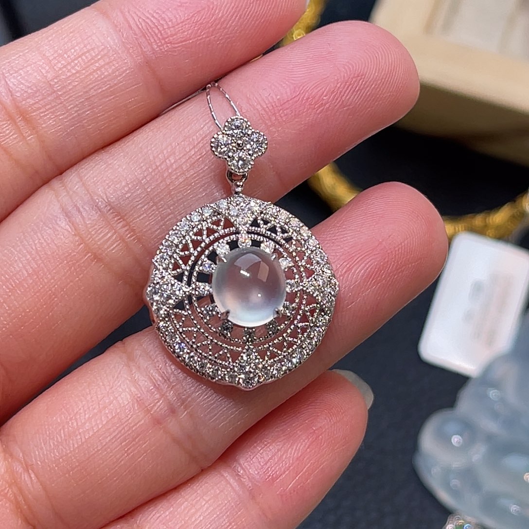 翡翠18K金镶嵌颈饰冰蛋