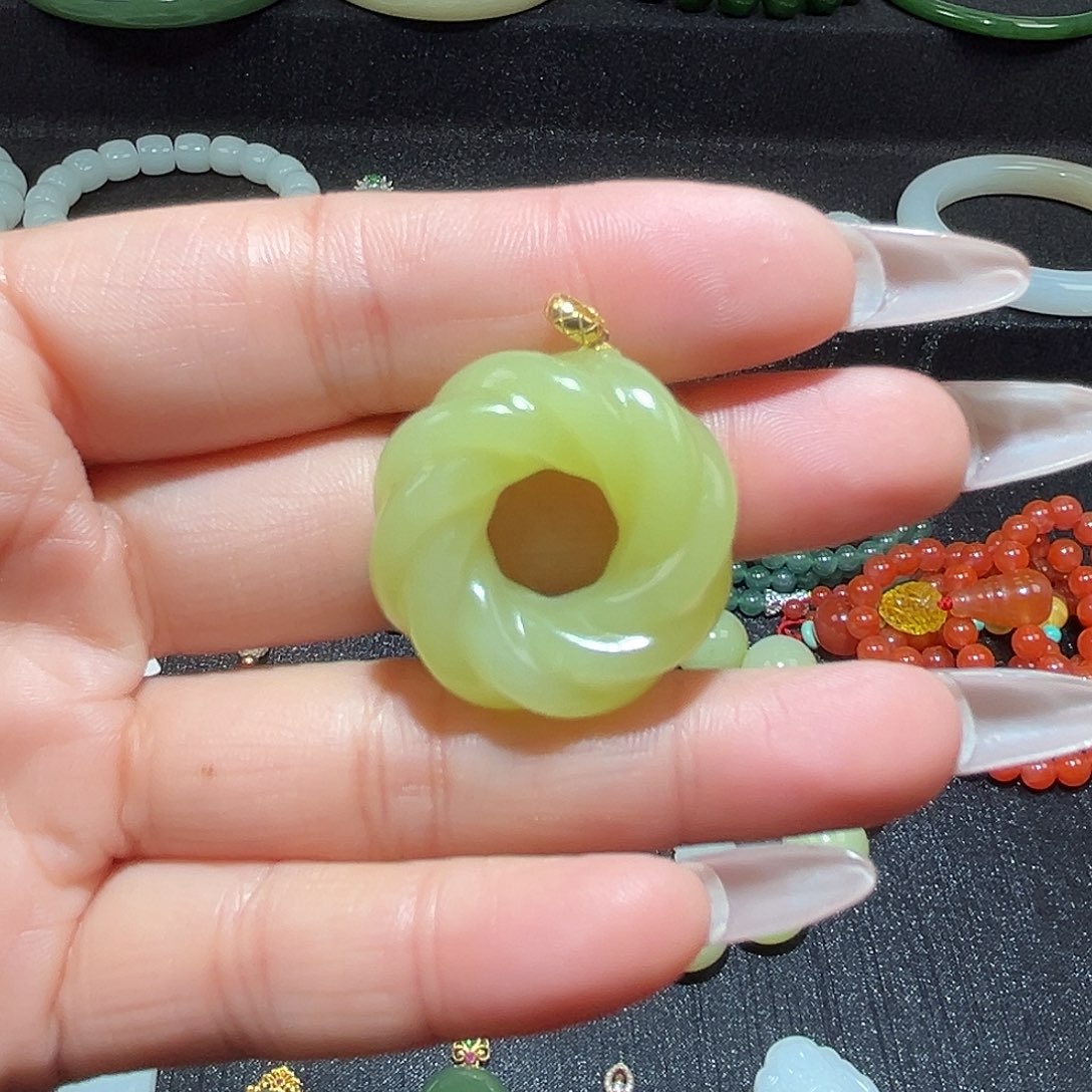 和田玉18K金镶嵌颈饰