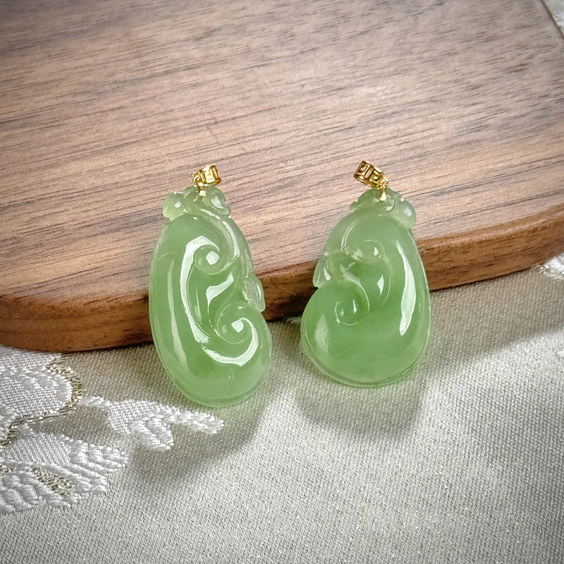 和田玉碧玉苹果绿如意18K金镶嵌吊坠多样性发一
