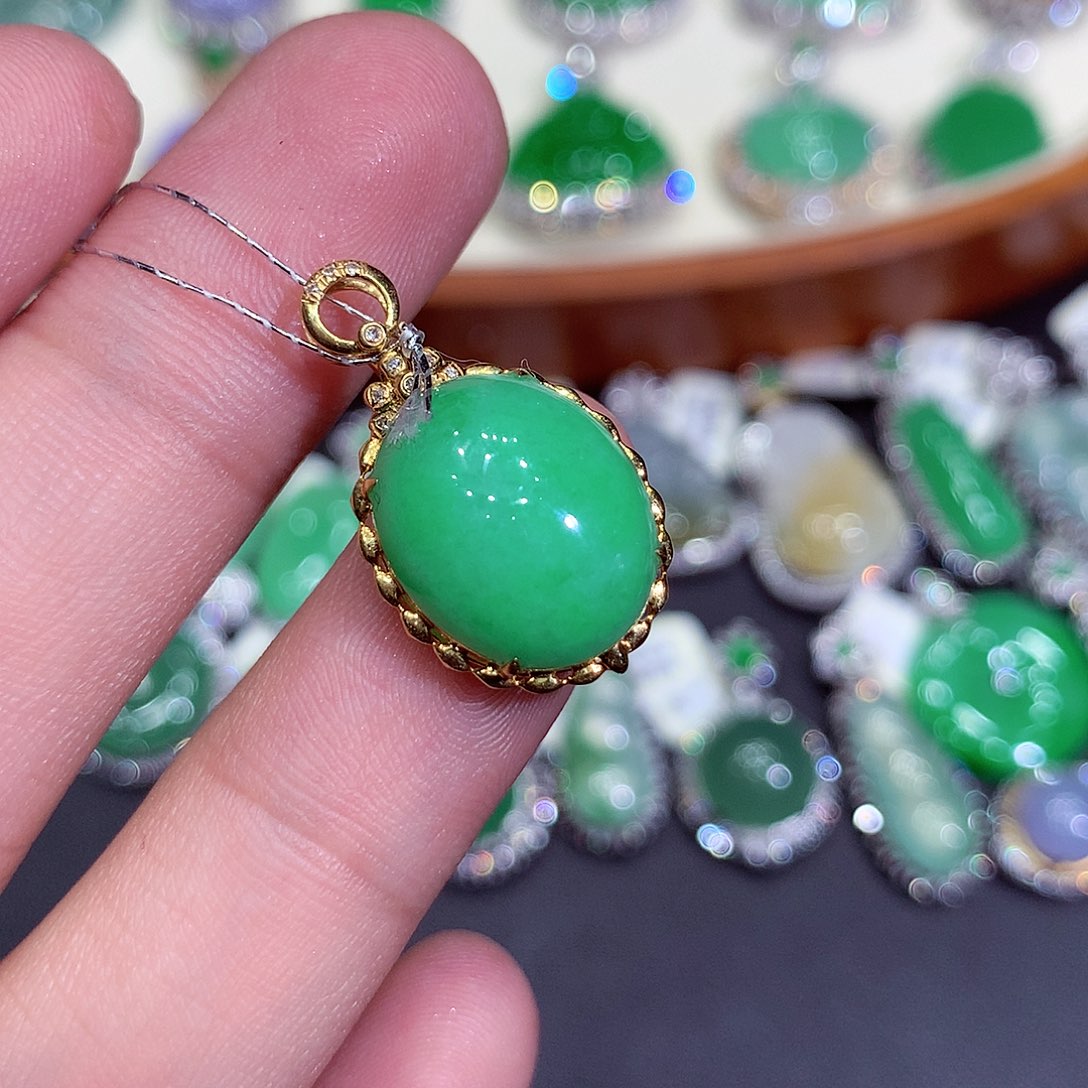 翡翠吊坠(不含链)18K金镶嵌