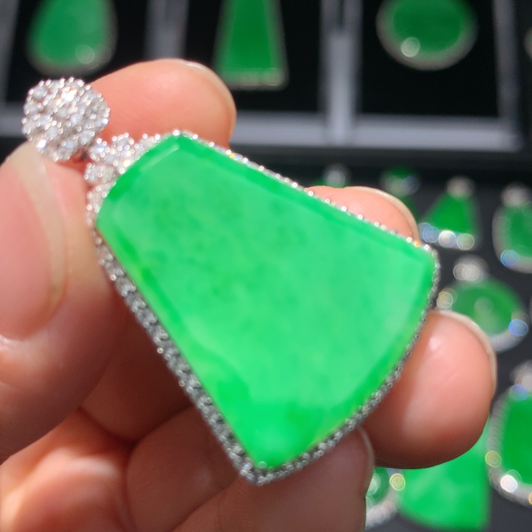 翡翠18K金镶嵌颈饰翡翠